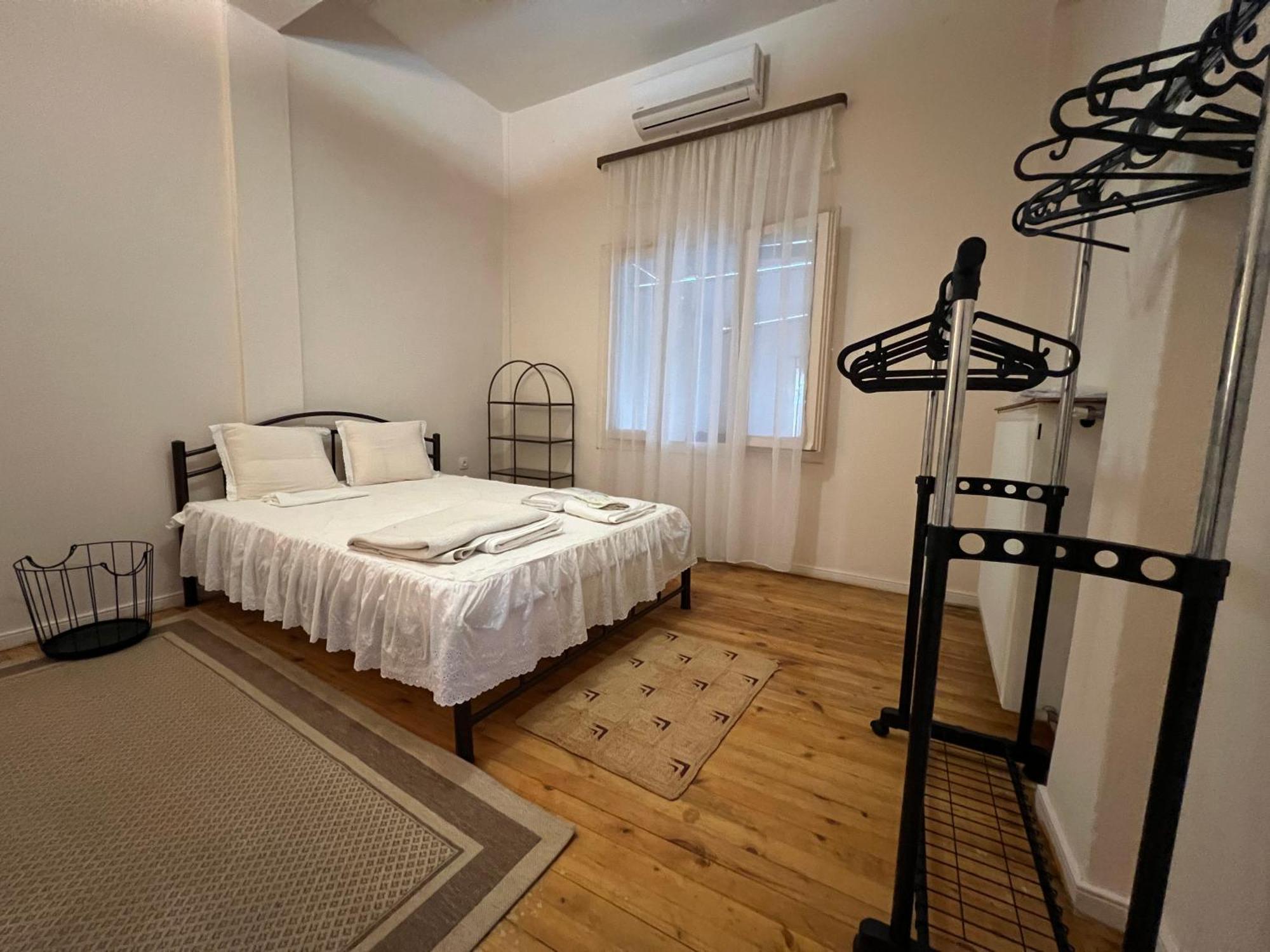 Ellis Axd 1 Apartment *